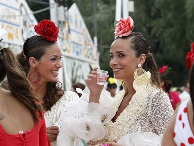 Dos j&oacute;venes vestidas de flamenca disfrutan del 'rebujito' en la feria

Foto: Fito Carreto