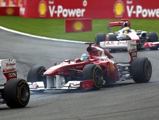 Fernando Alonso tras Massa en una curva.

Foto: EFE