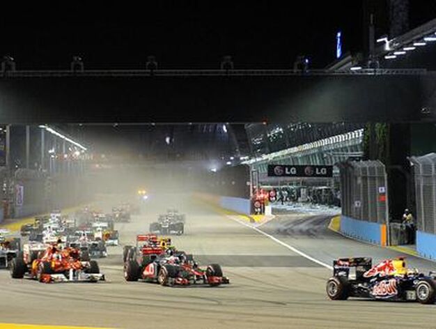 Vettel domina tambi&eacute;n en Singapur y se adjudica su novena victoria de la temporada. / AFP