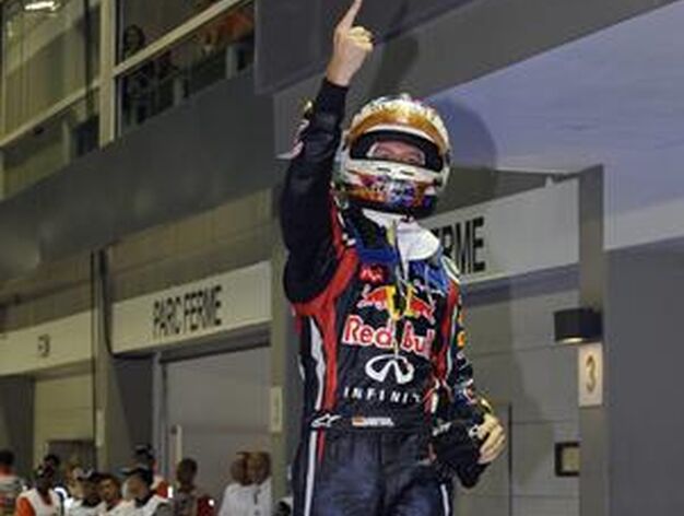 Vettel domina tambi&eacute;n en Singapur y se adjudica su novena victoria de la temporada. / EFE