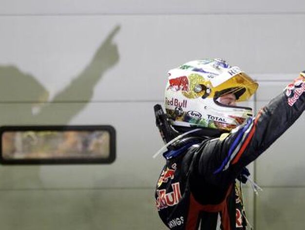 Vettel domina tambi&eacute;n en Singapur y se adjudica su novena victoria de la temporada. / Reuters