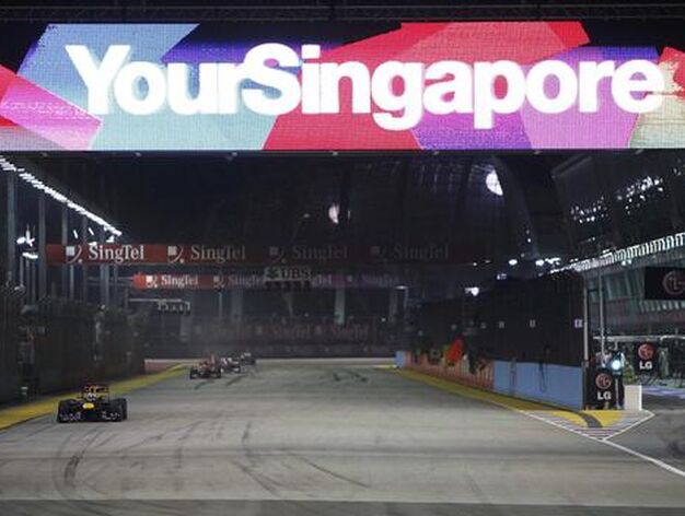 Vettel domina tambi&eacute;n en Singapur y se adjudica su novena victoria de la temporada. / Reuters