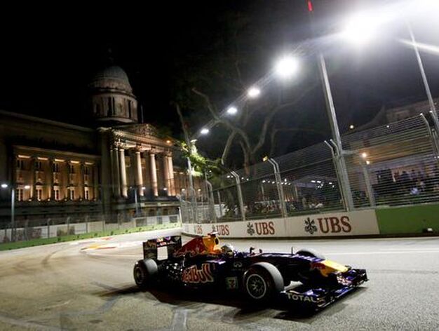 Vettel pasa por una curva. / EFE