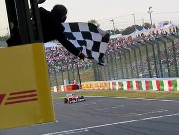 Button pasa por debajo de la bandera de cuadros seguido de Alonso. / EFE