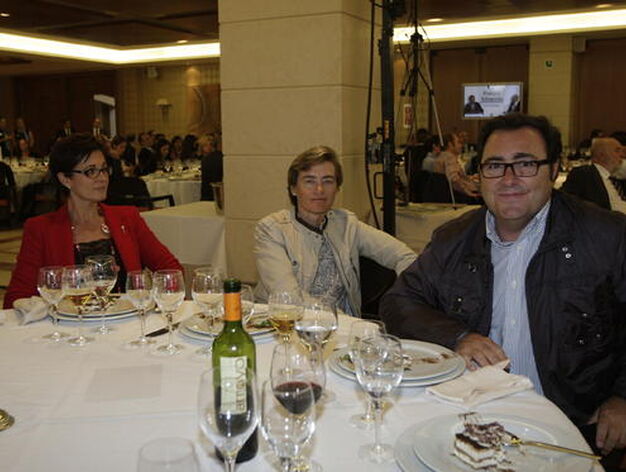 La delegada de Econom&iacute;a, Adriana Valverde, con Isabel Juan de Asahal y Jos&eacute; Antonio Fuentes.

Foto: Fran Leonardo