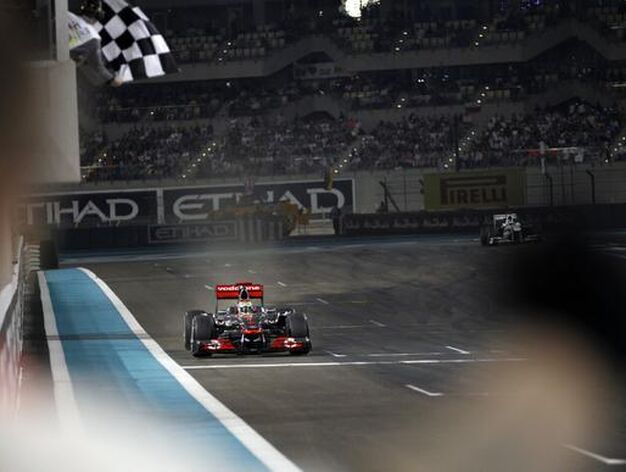 Hamilton entra el primero en la meta bajo la bandera de cuadros. / Reuters