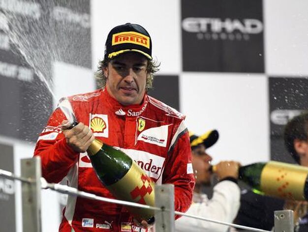 Alonso celebra con champagne su segunda posici&oacute;n. / AFP