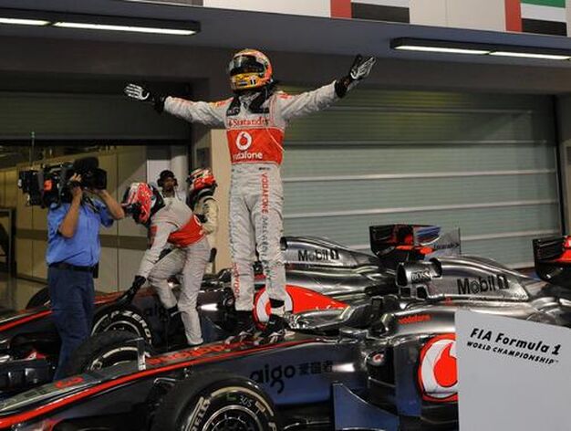 Lewis Hamilton aprovecha el abandono de Vettel para adjudicarse el Gran Premio de Abu Dabi. / AFP