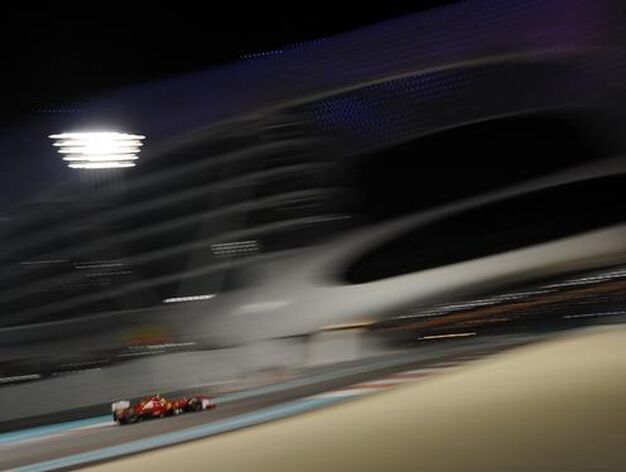 Lewis Hamilton aprovecha el abandono de Vettel para adjudicarse el Gran Premio de Abu Dabi. / AFP