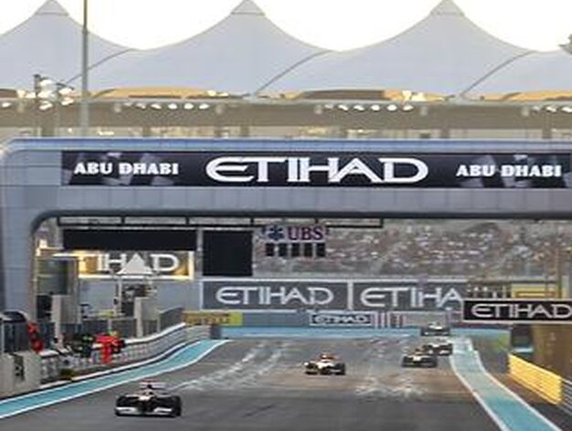 Lewis Hamilton aprovecha el abandono de Vettel para adjudicarse el Gran Premio de Abu Dabi. / EFE