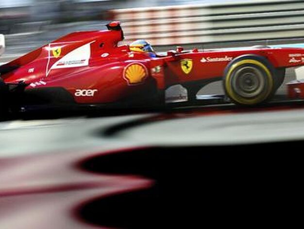 Lewis Hamilton aprovecha el abandono de Vettel para adjudicarse el Gran Premio de Abu Dabi. / EFE