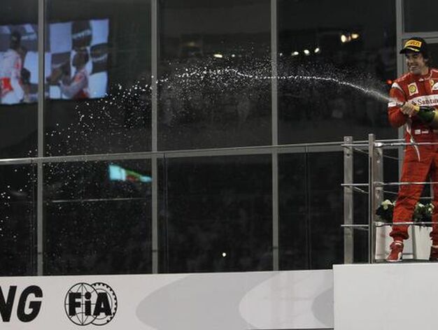 Lewis Hamilton aprovecha el abandono de Vettel para adjudicarse el Gran Premio de Abu Dabi. / Reuters
