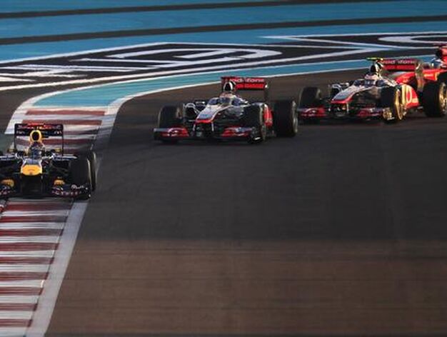 Lewis Hamilton aprovecha el abandono de Vettel para adjudicarse el Gran Premio de Abu Dabi. / Reuters