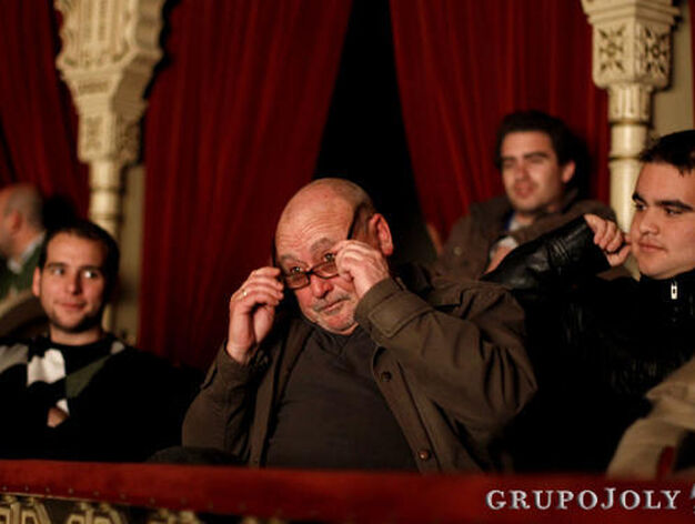 Manolo Santander emocionado en el palco del Gran Teatro Falla 

Foto: Lourdes de Vicente / Jesus Marin