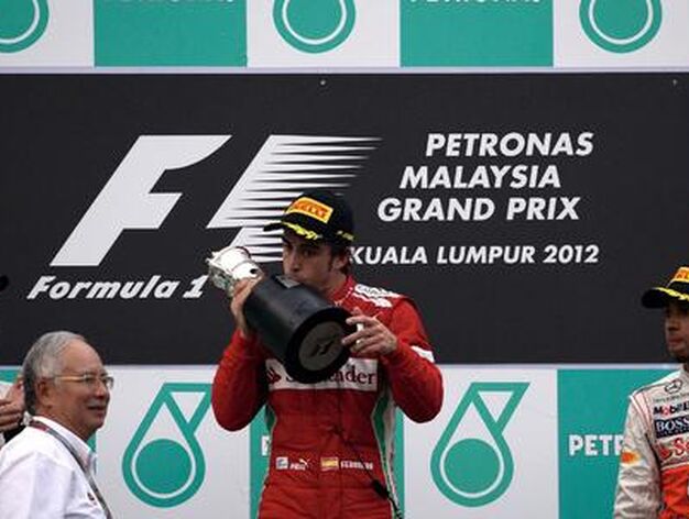 Fernando Alonso consigue la victoria en Sepang tras una carrera espectacular.

Foto: AFP