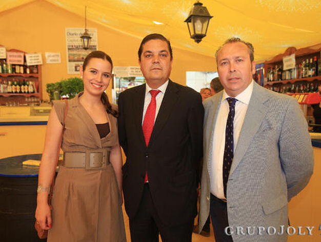 Marisa L&oacute;pez Mesa junto al director de Marketing de Grupo Solera, Constante Bueno y el director comercial de Diario de Jerez.

Foto: Vanesa Lobo