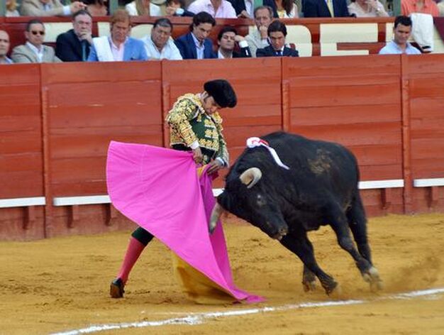 El toreo de capa de Morante se atisb&oacute; en su primero, toro al que remat&oacute; de esta manera

Foto: Manuel Aranda