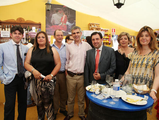Juan Mu&ntilde;oz de Escayolaria disfrut&oacute; junto a su familia y unos amigos en la caseta de Diario de Jerez.

Foto: Vanesa Lobo