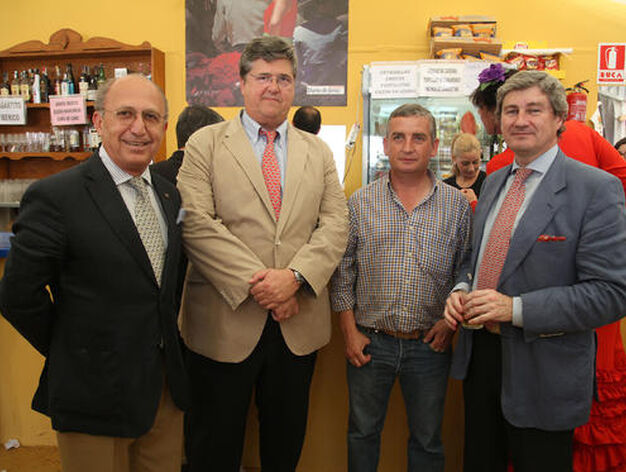 Andres S&aacute;nchez y Guillermo Guerra de TPro; el doctor Rojas Marcos y Manuel Garc&iacute;a, de La Caixa.

Foto: Vanesa Lobo