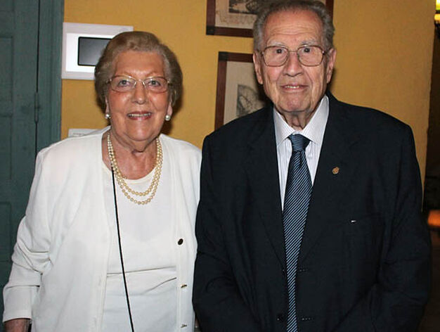 Adela Ferrari y el abogado Pedro Ruiz-Berdejo, vicepresidente de la Fundaci&oacute;n Blas Infante.

Foto: Victoria Ram&iacute;rez