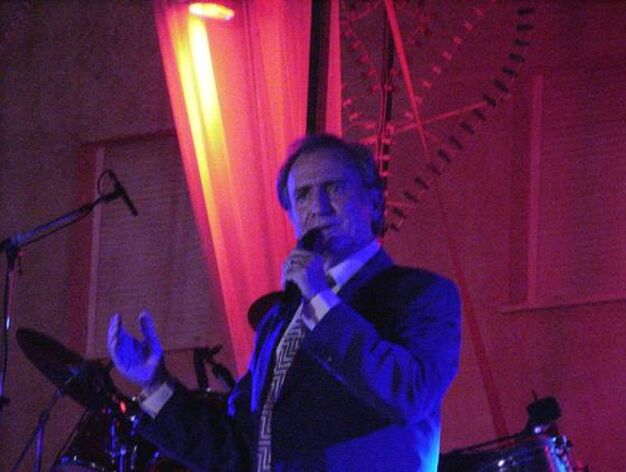 Manolo Escobar, en 2000 cantando en las fiestas de la Virgen de la Bella de Lepe.