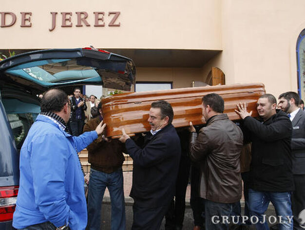 El f&eacute;retro de Juan Moneo es llevado a hombros por sus familiares.

Foto: Pascual