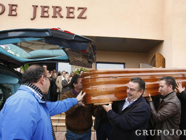 El f&eacute;retro de Juan Moneo es llevado a hombros por sus familiares.

Foto: Pascual