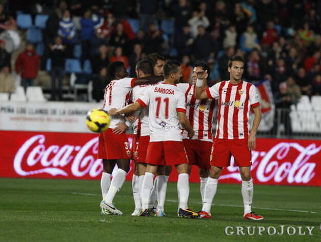 Las acciones a bal&oacute;n parado dan la victoria al Almer&iacute;a sobre el Granada (3-0) en el derbi andaluz.

Foto: Javier Alonso