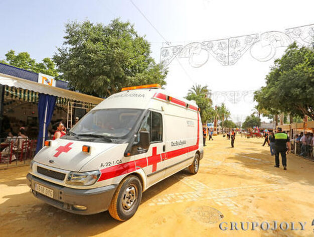 Una ambulancia recoge a una mujer tras sufrir un golpe de calor.

Foto: Pascual