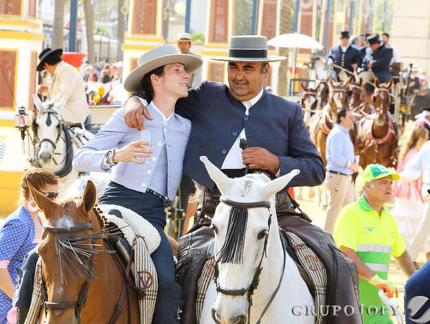 Una pareja de caballistas paseando ayer por el Real de la Feria

Foto: Pascual