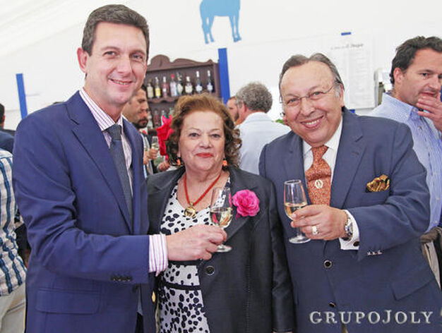 Paco Cepero, a la derecha, junto a su esposa Chari y el gerente de Diario de Jerez, Miguel Berraquero. 

Foto: Vanesa Lobo