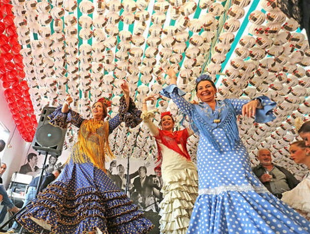 Un grupo de mujeres, en plena sevillana, durante la pasada jornada del jueves de Feria.

Foto: Pascual