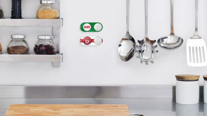 Los botones de Amazon se pueden colocar en las estanterías de la cocina; en la imagen, los de Fairy y Pompadour.