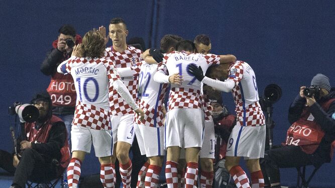 Los jugadores croatas celebran un gol.
