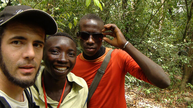 Jorge, caminando por la selva hacia Iemberén, en compañía de dos amigos de Guinea Bisáu.