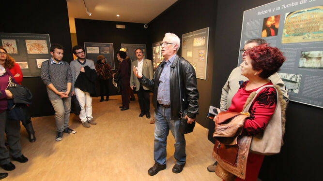 Apertura oficial de la exposición con la presencia de Alfredo Valdivia y Francisco Verdegay.