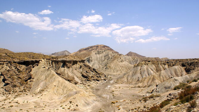 El desierto, situado  entre la Sierra de los Filabres al norte y Sierra Alhamilla, ofrece un paisaje de gran importancia geológica.