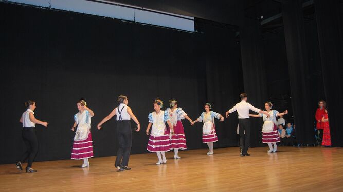 Los bailes tradicionales ponen punto y final a la celebración de San Sebastián