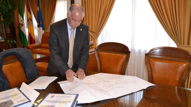 El alcalde, Gabriel Amat, estudiando el proyecto de la balsa de tormentas de Playa Serena en su despacho.