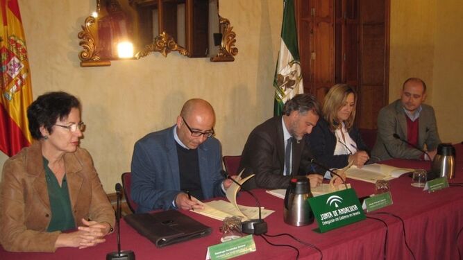 Domingo Fernández (alcalde de Huércal-Overa) y Esperanza Pérez (Níjar) firmaron el acuerdo con Fiscal en Almería.