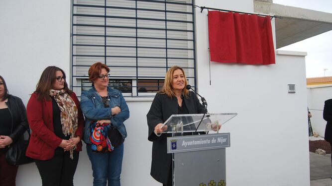 Esperanza Pérez, alcaldesa de Níjar, mostró su satisfacción con la apertura del centro.