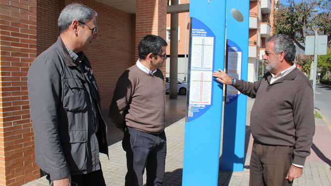 El concejal supervisa la instalación de uno de los nomogramas, junto a la estación de autobuses.