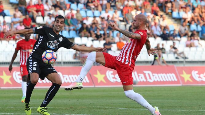 El Almería se estrena a domicilio y aleja al Lugo de la promoción (1-2)