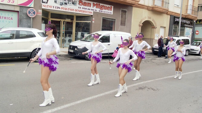 Roquetas se echó ayer a la calle para despedir la fiesta del Carnaval