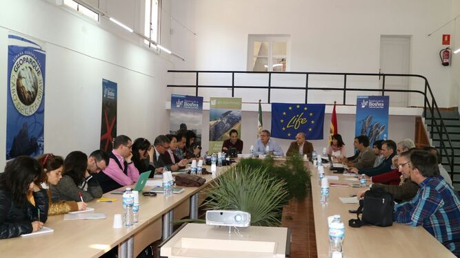 Los asistentes a la reunión celebrada en la Oficina Administrativa del Parque Natural Cabo de Gata-Nijar ubicada en Rodalquilar.