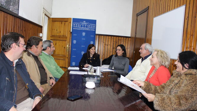 La concejal Mónica Navarro con representantes de las cofradías.