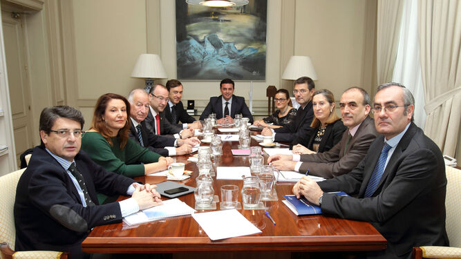 Una delegación del PP almeriense abordó con la anterior ministra de Fomento el calendario de inversiones para el AVE de Almería en diciembre de 2013. Aún no se ha hecho pública la planificación.