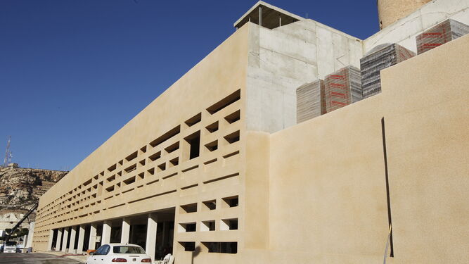 El edificio del Mesón Gitano espera ahora otra tanda de obras para completar su interior.