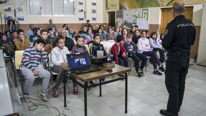 Un agente imparte una charla ante los alumnos de uno de los centros educativos de la provincia almeriense.