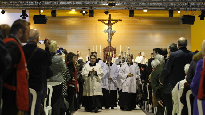 Un momento de la intensa misa celebrada en el Palacio de Congresos de Aguadulce.